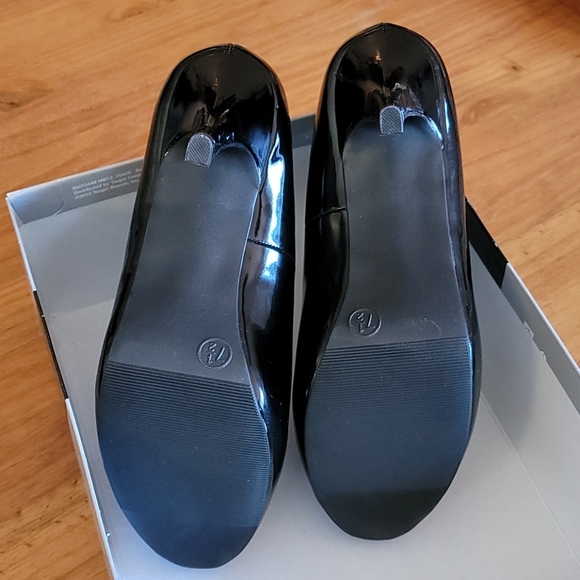 Classic Black Patent Pumps - Picture 5 of 7